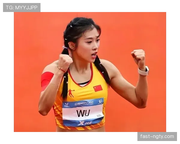 吴艳妮赛前涂指甲油的样子，真不像要上跑道的人